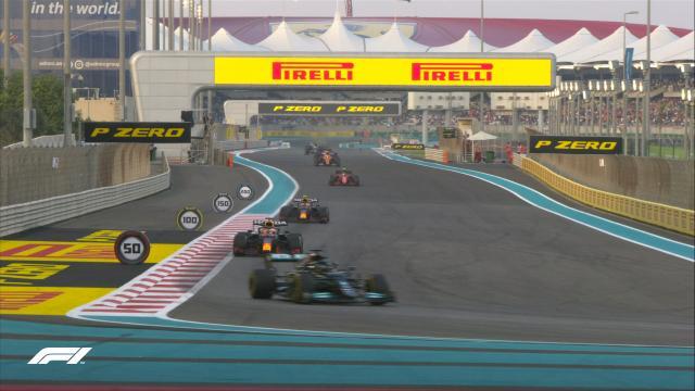 开云体育-维斯塔潘绝杀小汉加冕总冠军 赛末安全车再引争议